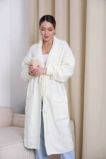 Жіночий кардиган з плетеним поясом молочного кольору 00604