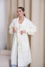 Жіночий кардиган з плетеним поясом молочного кольору 00604