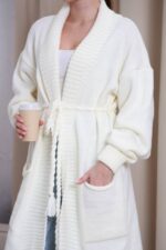 Жіночий кардиган з плетеним поясом молочного кольору 00604