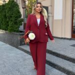 Жіночий класичний костюм бордового кольору 00529