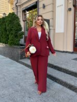 Жіночий класичний костюм бордового кольору 00529