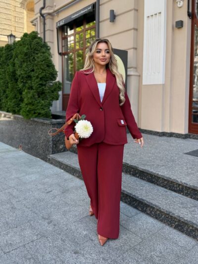 Жіночий класичний костюм бордового кольору 00529