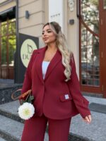 Жіночий класичний костюм бордового кольору 00529