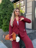 Жіночий класичний костюм бордового кольору 00529