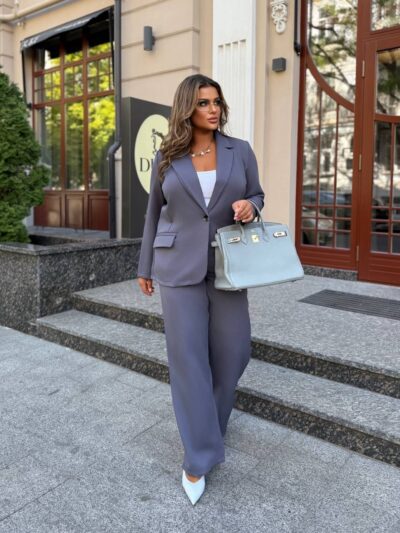 Жіночий класичний костюм кольору графіт 00528