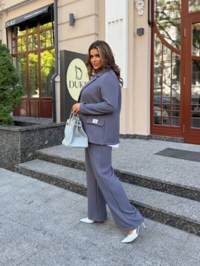 Жіночий класичний костюм кольору графіт 00528