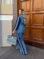 Жіночий класичний костюм з лампасами блакитно – синього кольору 00525