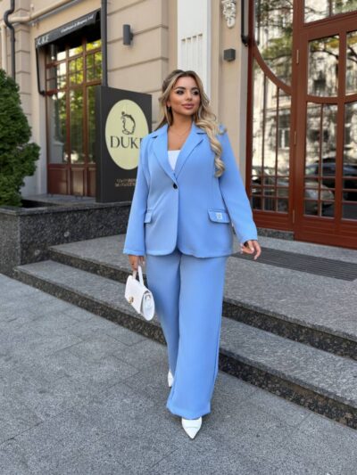 Жіночий класичний костюм з лампасами блакитного кольору 00527