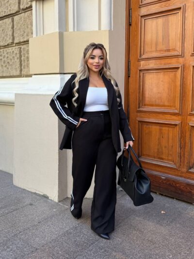 Жіночий класичний костюм з лампасами чорного кольору 00518