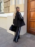 Жіночий класичний костюм з лампасами чорного кольору 00518