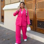 Жіночий класичний костюм з лампасами малинового кольору 00519