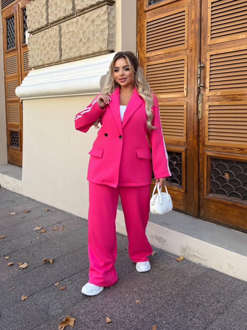 zhinochyj-klasychnyj-kostyum-z-lampasamy-malynovogo-koloru-00519-sa-291-black-1-1 Жіночий класичний костюм з лампасами малинового кольору 00519