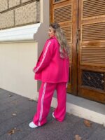 Жіночий класичний костюм з лампасами малинового кольору 00519