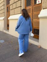 Жіночий класичний костюм з лампасами синього кольору 00520