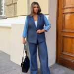 Жіночий класичний костюм з лампасами синього кольору 00526