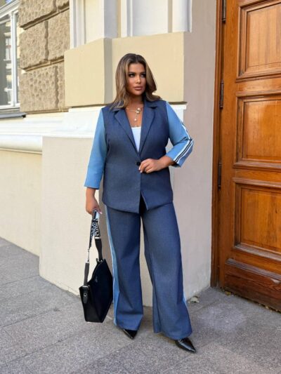 Жіночий класичний костюм з лампасами синього кольору 00526