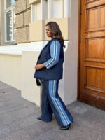 Жіночий класичний костюм з лампасами синього кольору 00526