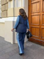 Жіночий класичний костюм з лампасами синього кольору 00526