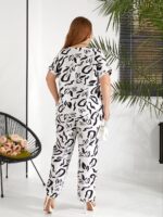 Жіночий костюм з принтом білого кольору 00631
