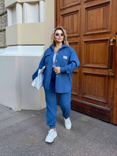 Жіночий костюм з сорочкою блакитного кольору 00534