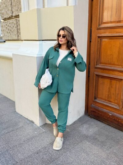 Жіночий костюм з сорочкою зеленого кольору 00531