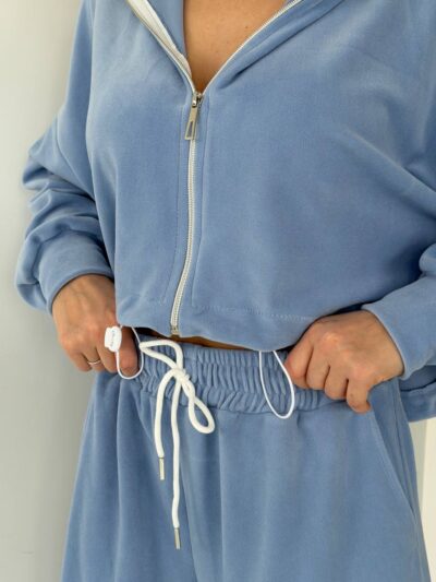 Жіночий костюм з велюру блакитного кольору 00664