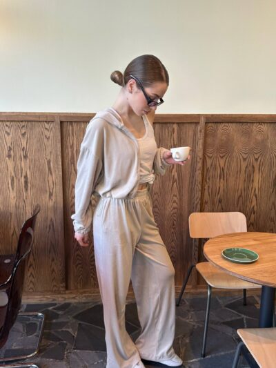 Жіночий легкий велюровий костюм з капюшоном бежевого кольору 00629