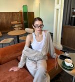 Жіночий легкий велюровий костюм з капюшоном бежевого кольору 00629