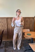 Жіночий легкий велюровий костюм з капюшоном бежевого кольору 00629