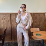 Жіночий легкий велюровий костюм з капюшоном бежевого кольору 00629