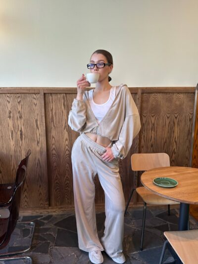 Жіночий легкий велюровий костюм з капюшоном бежевого кольору 00629