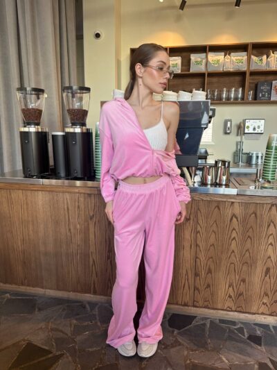 Жіночий легкий велюровий костюм з капюшоном рожевого кольору 00628