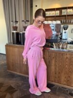 Жіночий легкий велюровий костюм з капюшоном рожевого кольору 00628