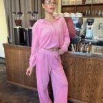 Жіночий легкий велюровий костюм з капюшоном рожевого кольору 00628