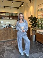 Жіночий легкий велюровий костюм з капюшоном сірого кольору 00630