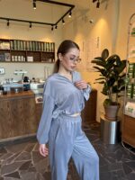 Жіночий легкий велюровий костюм з капюшоном сірого кольору 00630