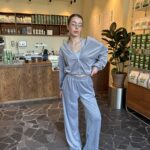 Жіночий легкий велюровий костюм з капюшоном сірого кольору 00630