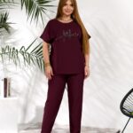 Жіночий стильний костюм з надписом із стразів бордового кольору 00634