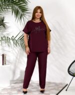 Жіночий стильний костюм з надписом із стразів бордового кольору 00634