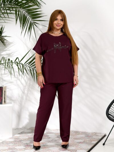 Жіночий стильний костюм з надписом із стразів бордового кольору 00634