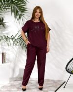 Жіночий стильний костюм з надписом із стразів бордового кольору 00634