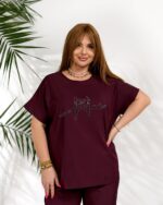 Жіночий стильний костюм з надписом із стразів бордового кольору 00634