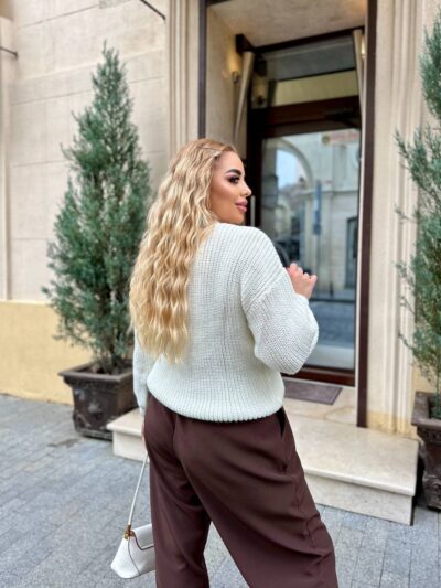 Жіночий светр молочного кольору 00567