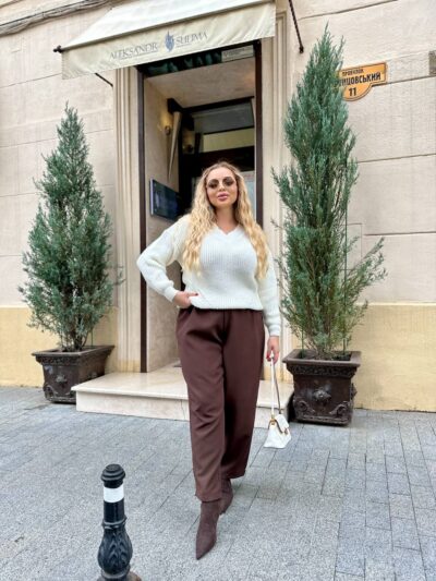 Жіночий светр молочного кольору 00567