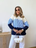 Жіночий трикольоровий в’язаний светр з ажурним візерунком блакитного кольору 00579