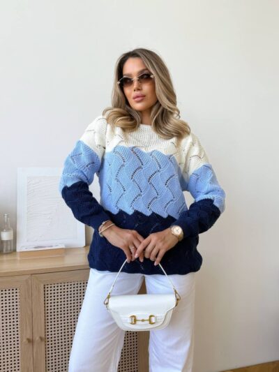 Жіночий трикольоровий в’язаний светр з ажурним візерунком блакитного кольору 00579