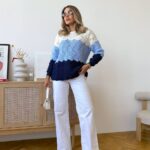 Жіночий трикольоровий в’язаний светр з ажурним візерунком блакитного кольору 00579