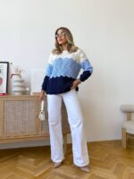 Жіночий трикольоровий в’язаний светр з ажурним візерунком блакитного кольору 00579