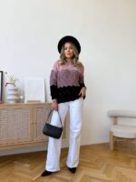 Жіночий трикольоровий в’язаний светр з ажурним візерунком кольору темна пудра 00578