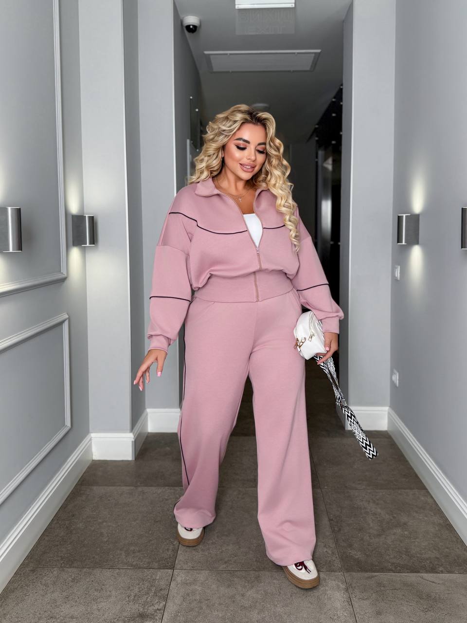 zhinochyj-trykotazhnyj-kostyum-kofta-na-blyskavczi-ta-shtany-palaczczo-koloru-pudra-00523-sa-292-red-1-3 Жіночий трикотажний костюм кофта на блискавці та штани палаццо кольору пудра 00523